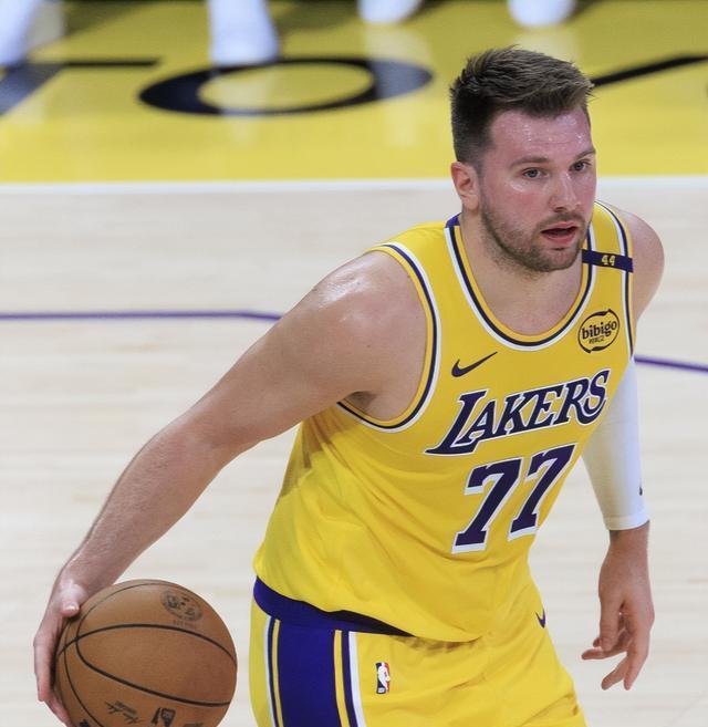 一号娱乐 东契奇绝杀带走胜利,21岁首次季后赛已比肩传奇